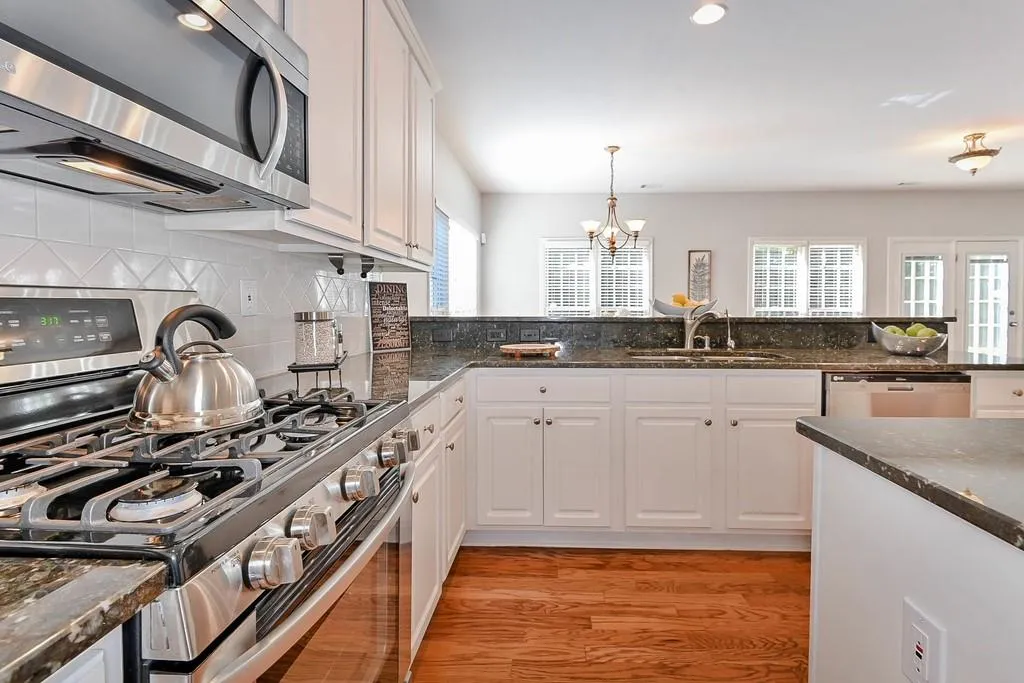 205 Somerset Court, Sandy Springs, Georgia 30350, 3 Bedrooms Bedrooms, ,2 BathroomsBathrooms,Residential,Sold,205 Somerset Court,6639315