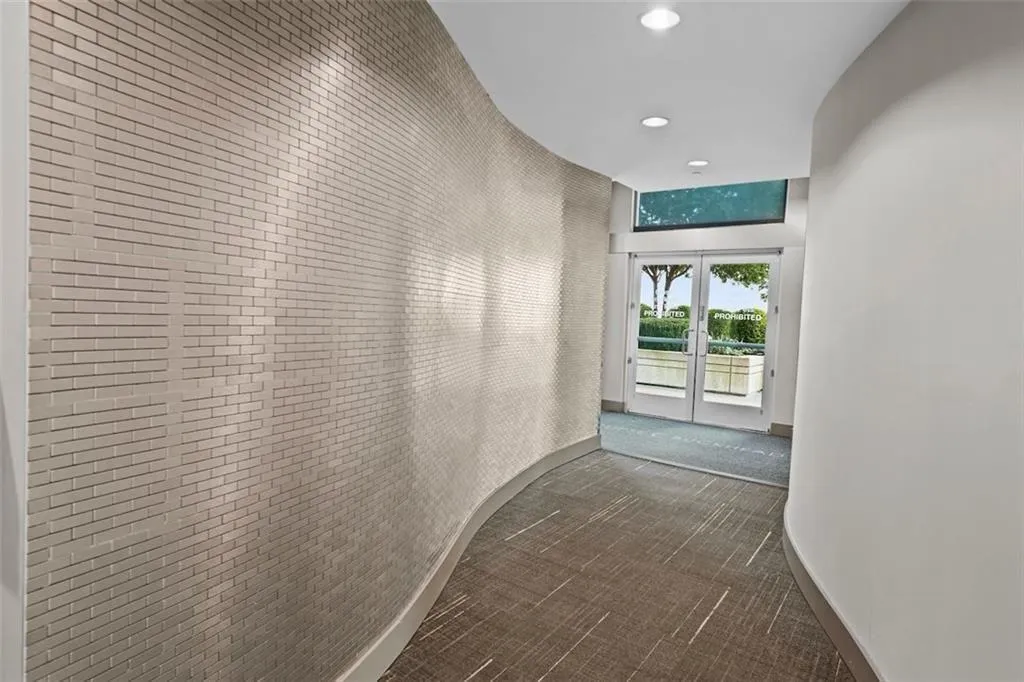 Eclipse 602 Lifestyle  Amenities Strolling to the out door space