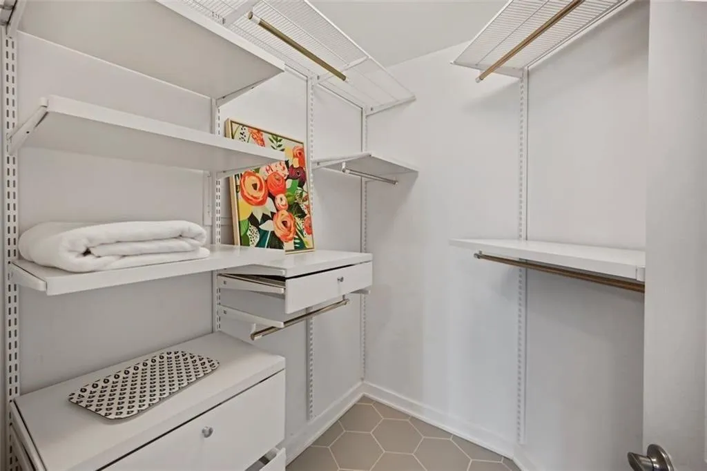 Eclipse 602 Lifestyle Owners Suite Closet