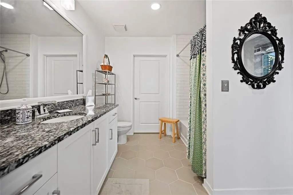 Eclipse 602 Lifestyle - Owners Suite Closet