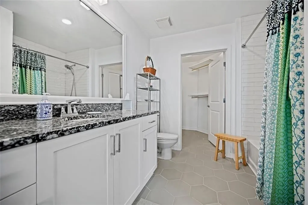 Eclipse 602 Lifestyle- Owners Suite Bath