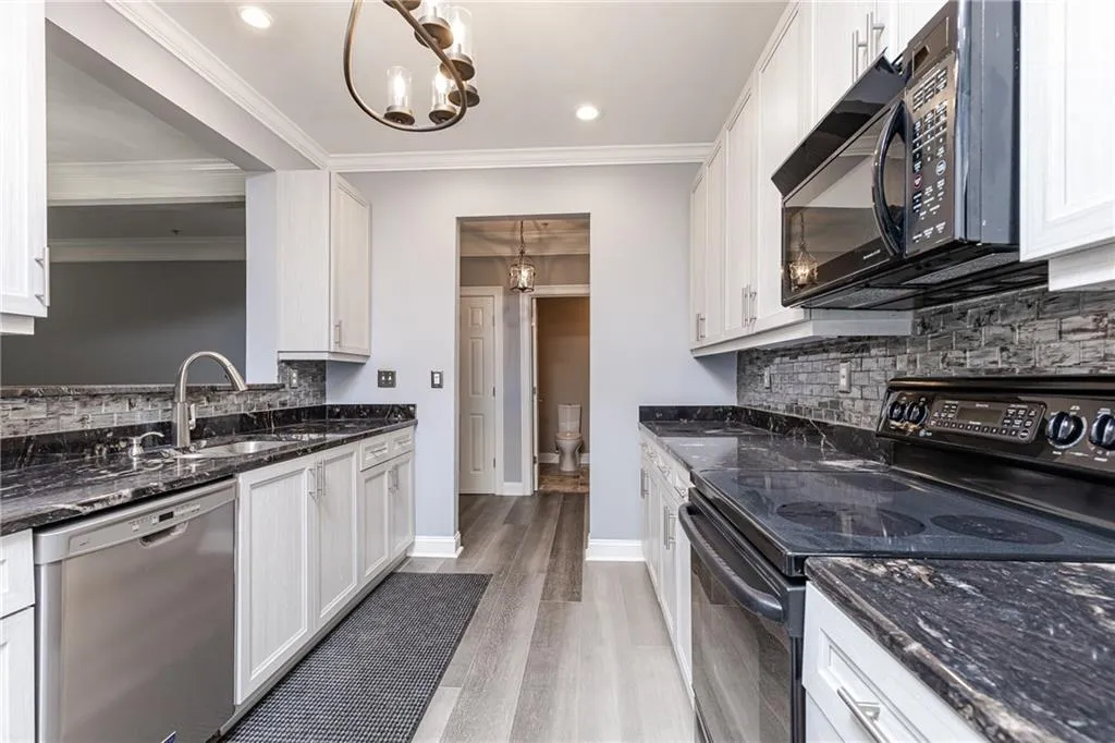 5415 Northland Drive Unit 204, Atlanta, Georgia 30342, 2 Bedrooms Bedrooms, ,2 BathroomsBathrooms,Residential,Sold,5415 Northland Drive Unit 204,6726414