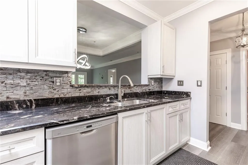5415 Northland Drive Unit 204, Atlanta, Georgia 30342, 2 Bedrooms Bedrooms, ,2 BathroomsBathrooms,Residential,Sold,5415 Northland Drive Unit 204,6726414