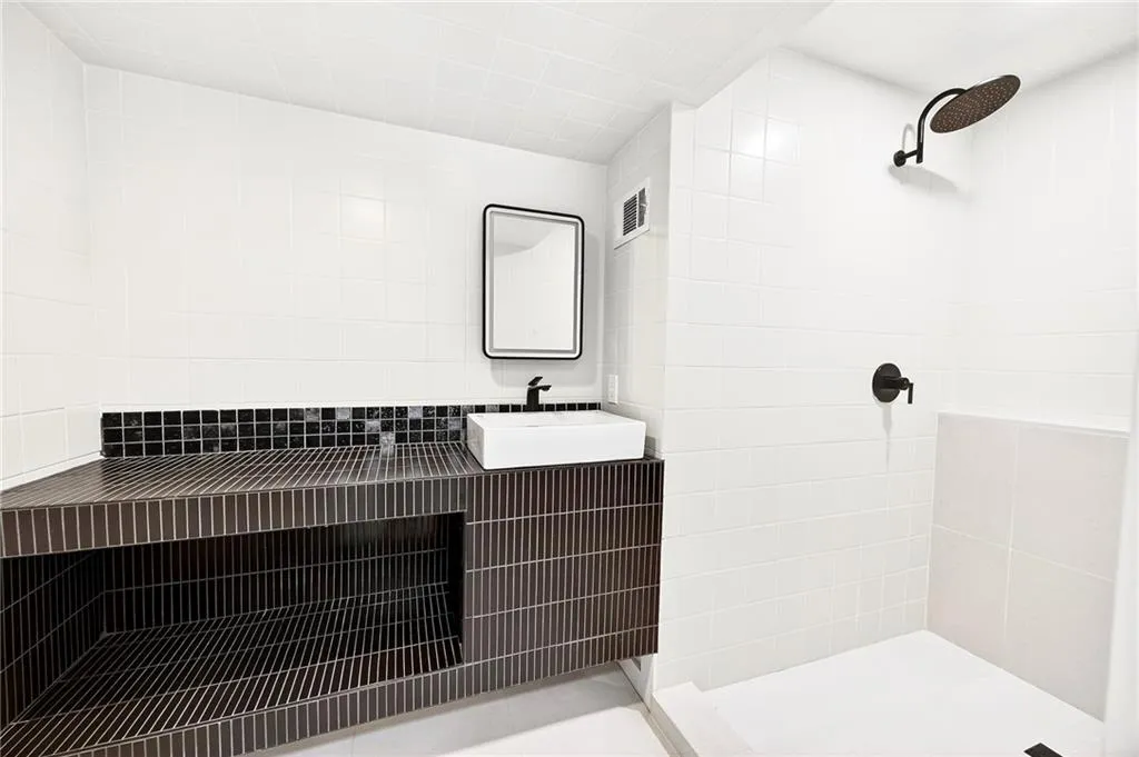 Bath for secondary bedrooms