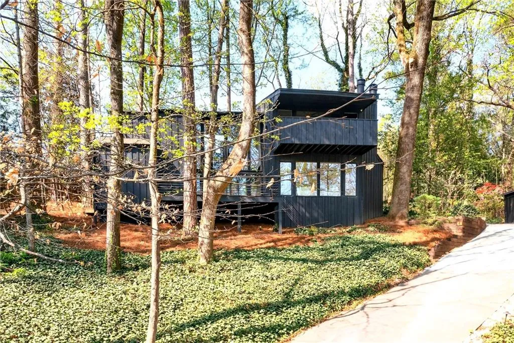 5020 Vallo Vista Court, Atlanta, Georgia 30342, 4 Bedrooms Bedrooms, ,3 BathroomsBathrooms,Residential,For Sale,5020 Vallo Vista Court,7743692