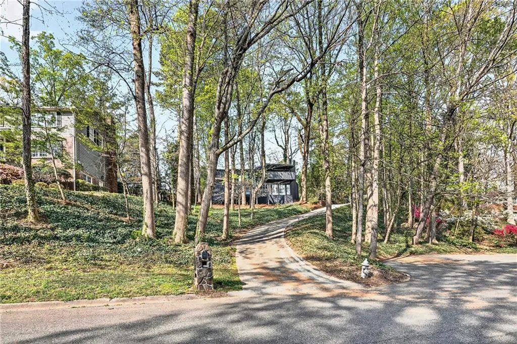 This home rest on a quiet cul-de-sac