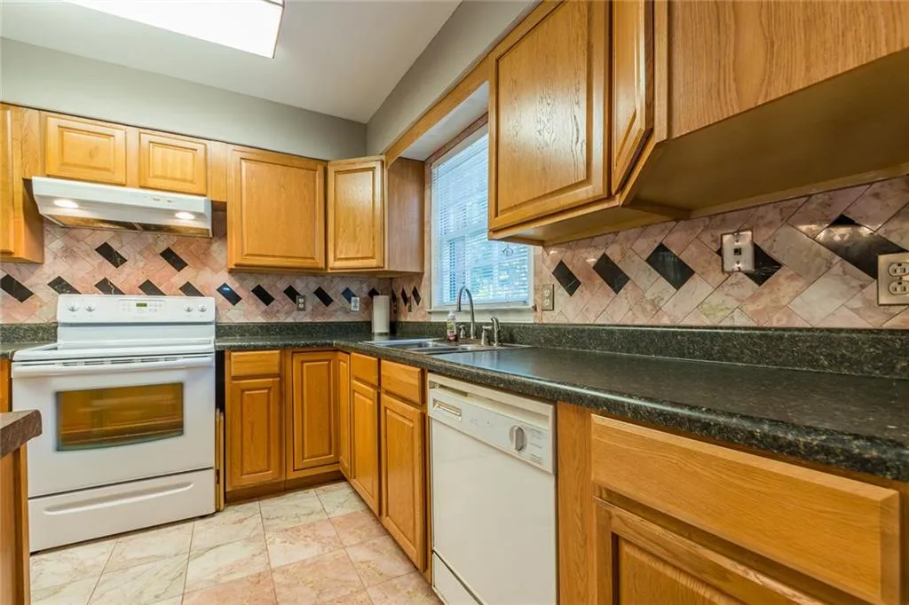 6700 Roswell Road Unit 29c, Atlanta, Georgia 30328, 2 Bedrooms Bedrooms, ,1 BathroomBathrooms,Residential,Sold,6700 Roswell Road Unit 29c,6058756