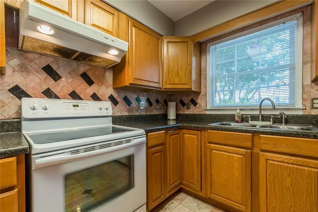 6700 Roswell Road Unit 29c, Atlanta, Georgia 30328, 2 Bedrooms Bedrooms, ,1 BathroomBathrooms,Residential,Sold,6700 Roswell Road Unit 29c,6058756