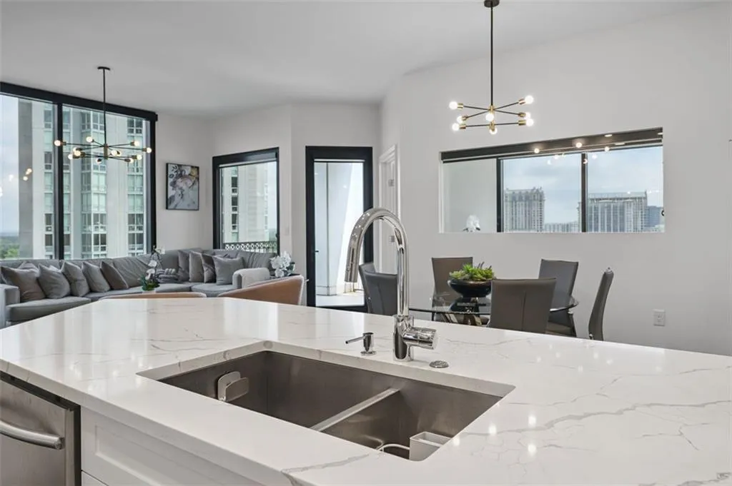 2828 Peachtree Road Nw Unit 1704, Atlanta, Georgia 30305, 2 Bedrooms Bedrooms, ,2 BathroomsBathrooms,Residential,For Sale,2828 Peachtree Road Nw Unit 1704,7606649