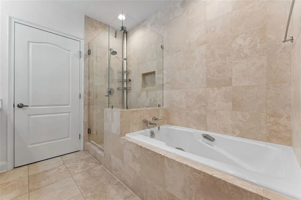2828 Peachtree Road Nw Unit 1704, Atlanta, Georgia 30305, 2 Bedrooms Bedrooms, ,2 BathroomsBathrooms,Residential,For Sale,2828 Peachtree Road Nw Unit 1704,7606649