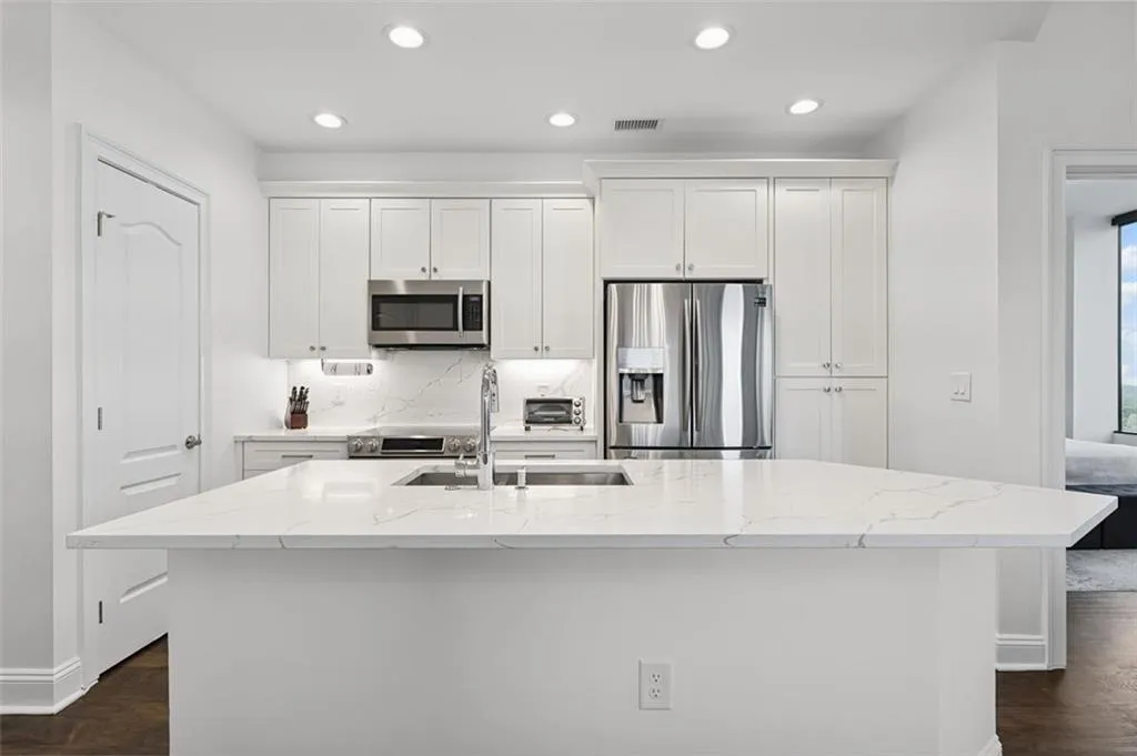 2828 Peachtree Road Nw Unit 1704, Atlanta, Georgia 30305, 2 Bedrooms Bedrooms, ,2 BathroomsBathrooms,Residential,For Sale,2828 Peachtree Road Nw Unit 1704,7606649