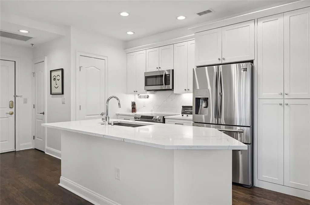 2828 Peachtree Road Nw Unit 1704, Atlanta, Georgia 30305, 2 Bedrooms Bedrooms, ,2 BathroomsBathrooms,Residential,For Sale,2828 Peachtree Road Nw Unit 1704,7606649
