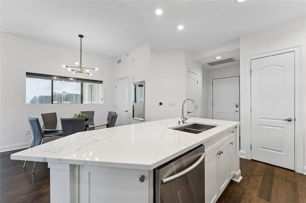 2828 Peachtree Road Nw Unit 1704, Atlanta, Georgia 30305, 2 Bedrooms Bedrooms, ,2 BathroomsBathrooms,Residential,For Sale,2828 Peachtree Road Nw Unit 1704,7606649