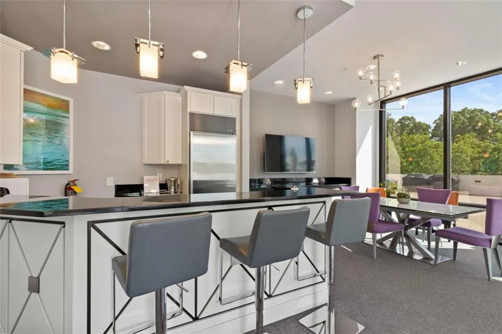 2828 Peachtree Road Nw Unit 1704, Atlanta, Georgia 30305, 2 Bedrooms Bedrooms, ,2 BathroomsBathrooms,Residential,For Sale,2828 Peachtree Road Nw Unit 1704,7606649