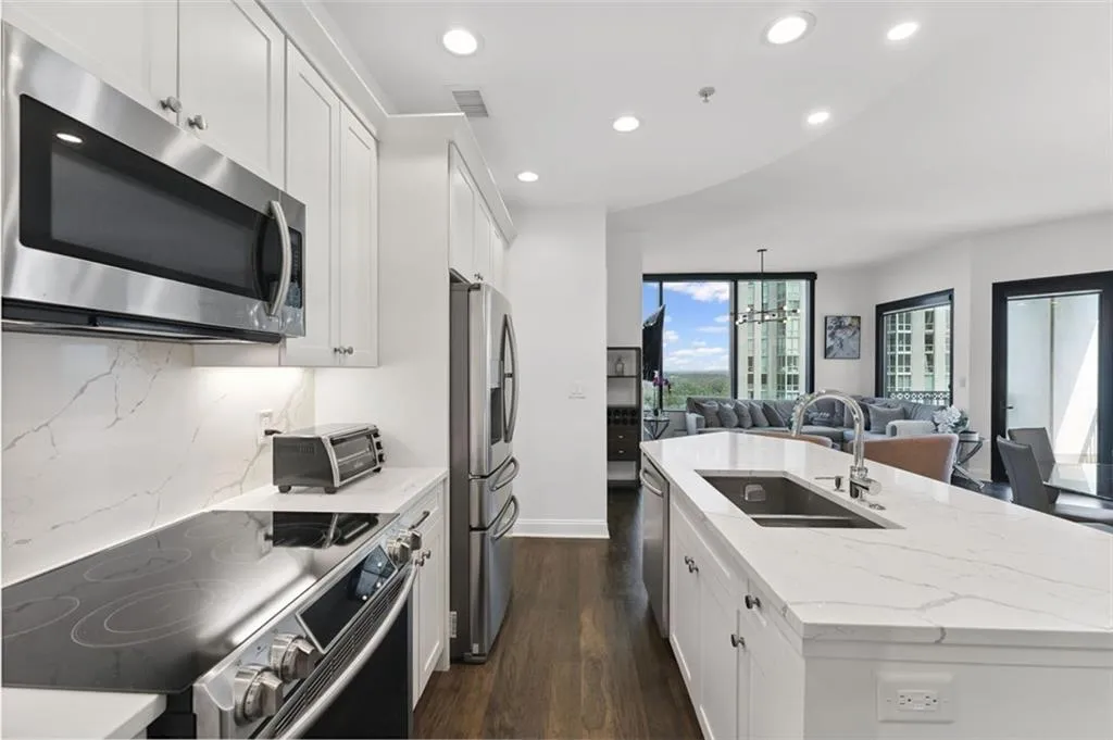 2828 Peachtree Road Nw Unit 1704, Atlanta, Georgia 30305, 2 Bedrooms Bedrooms, ,2 BathroomsBathrooms,Residential,For Sale,2828 Peachtree Road Nw Unit 1704,7606649