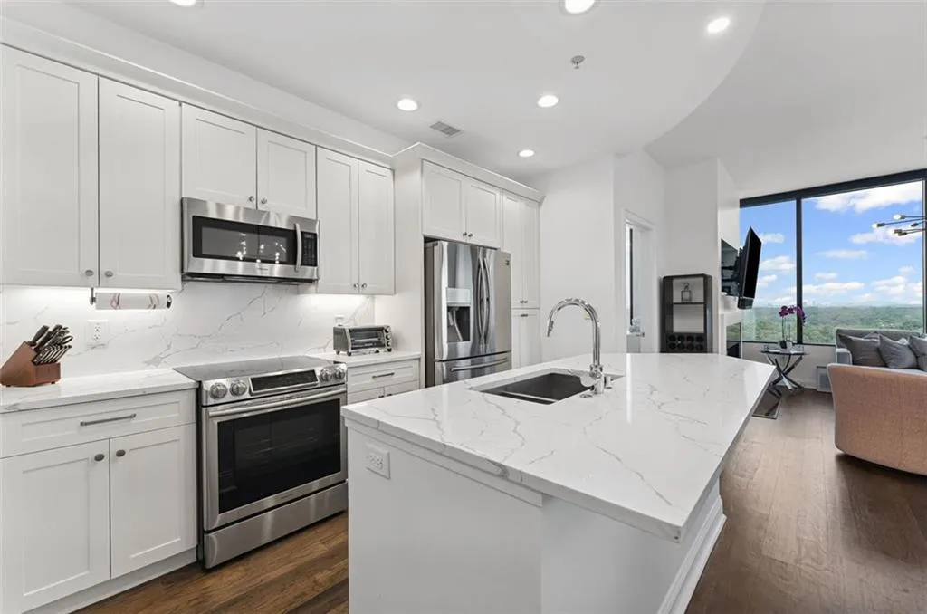2828 Peachtree Road Nw Unit 1704, Atlanta, Georgia 30305, 2 Bedrooms Bedrooms, ,2 BathroomsBathrooms,Residential,For Sale,2828 Peachtree Road Nw Unit 1704,7606649