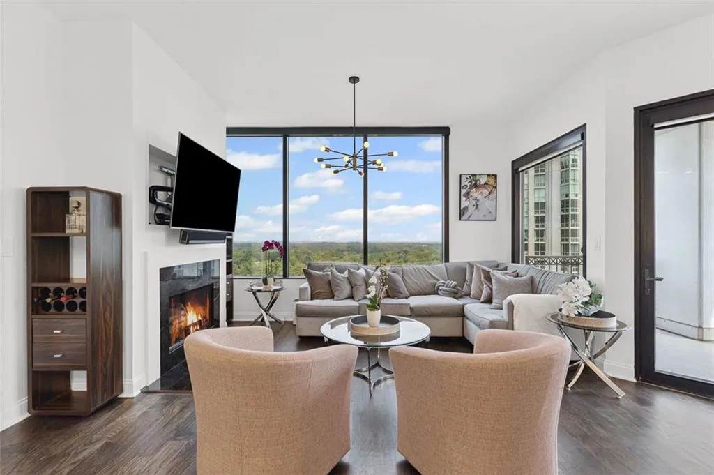 2828 Peachtree Road Nw Unit 1704, Atlanta, Georgia 30305, 2 Bedrooms Bedrooms, ,2 BathroomsBathrooms,Residential,For Sale,2828 Peachtree Road Nw Unit 1704,7606649