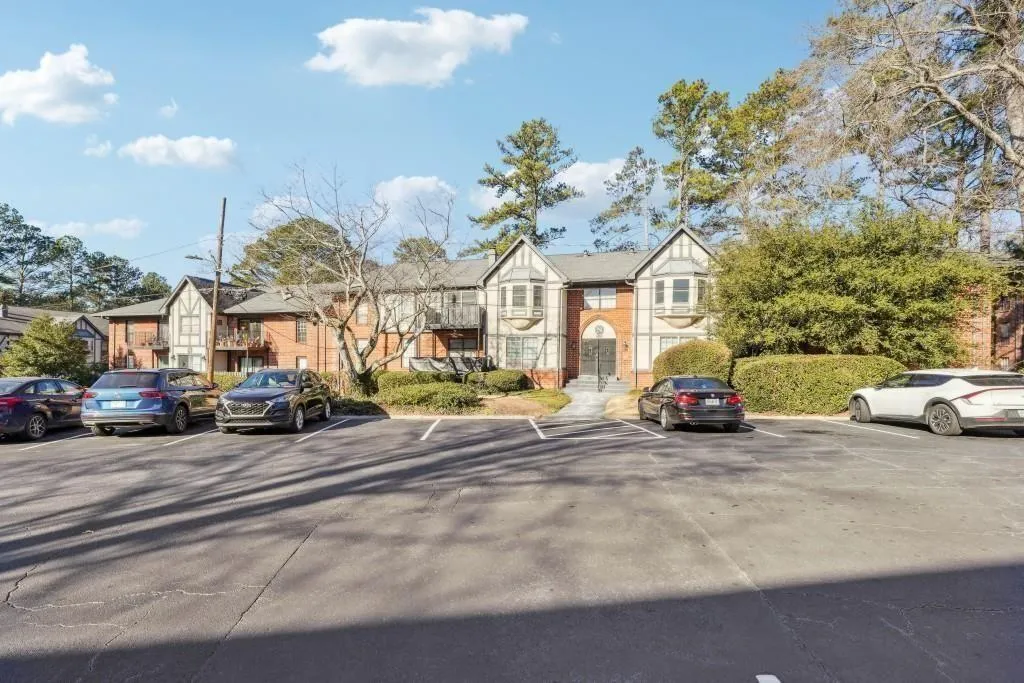 6851 Roswell Road Unit N-20, Sandy Springs, Georgia 30328, 3 Bedrooms Bedrooms, ,2 BathroomsBathrooms,Residential,For Sale,6851 Roswell Road Unit N-20,7720916