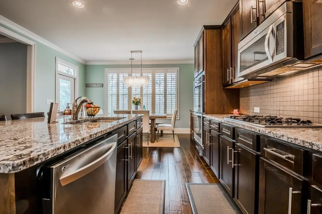 7825 Highland Bluff, Sandy Springs, Georgia 30328, 4 Bedrooms Bedrooms, ,3 BathroomsBathrooms,Residential,Sold,7825 Highland Bluff,5983641