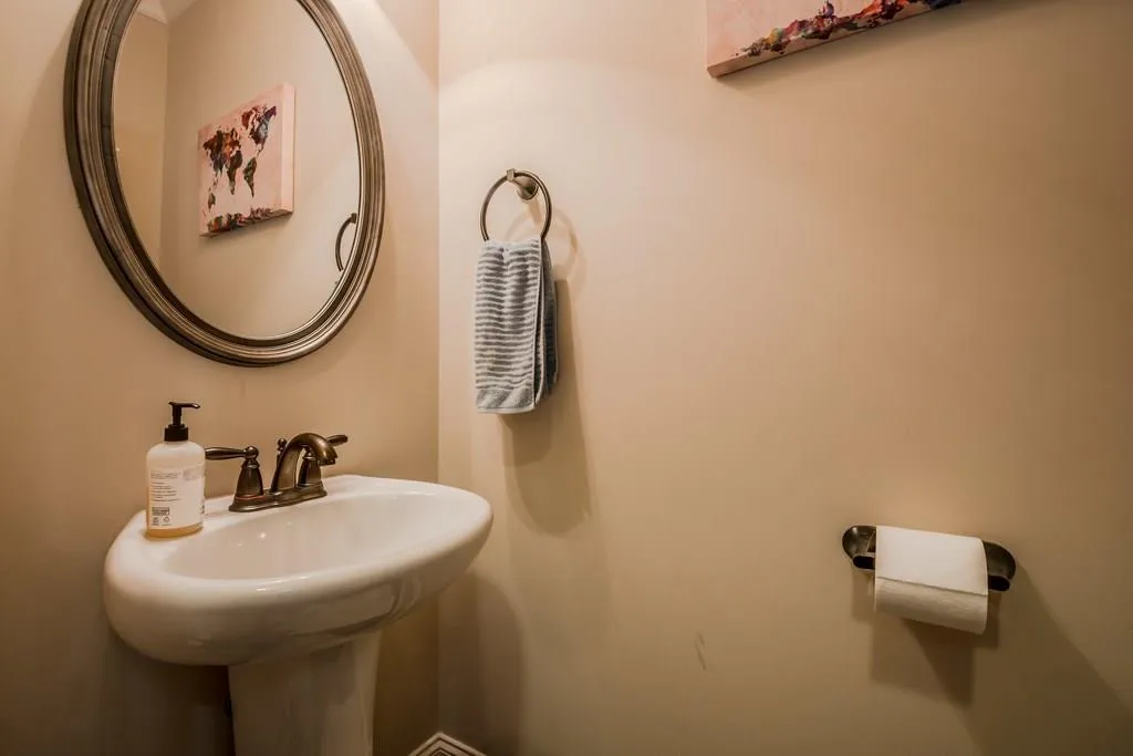 7825 Highland Bluff, Sandy Springs, Georgia 30328, 4 Bedrooms Bedrooms, ,3 BathroomsBathrooms,Residential,Sold,7825 Highland Bluff,5983641