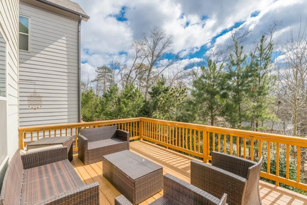 7825 Highland Bluff, Sandy Springs, Georgia 30328, 4 Bedrooms Bedrooms, ,3 BathroomsBathrooms,Residential,Sold,7825 Highland Bluff,5983641