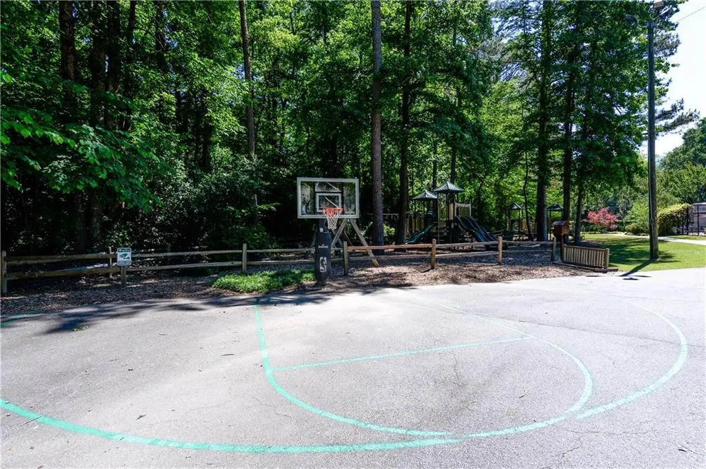 430 Hunters Crossing Drive Ne, Atlanta, Georgia 30328, 4 Bedrooms Bedrooms, ,2 BathroomsBathrooms,Residential,Sold,430 Hunters Crossing Drive Ne,5846035