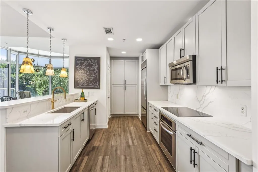2795 Peachtree Road Ne Unit 302, Atlanta, Georgia 30305, 2 Bedrooms Bedrooms, ,2 BathroomsBathrooms,Residential,For Sale,2795 Peachtree Road Ne Unit 302,7615226