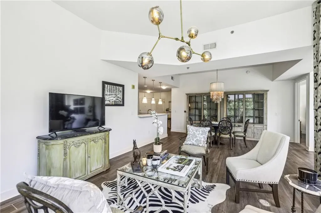 2795 Peachtree Road Ne Unit 302, Atlanta, Georgia 30305, 2 Bedrooms Bedrooms, ,2 BathroomsBathrooms,Residential,For Sale,2795 Peachtree Road Ne Unit 302,7615226
