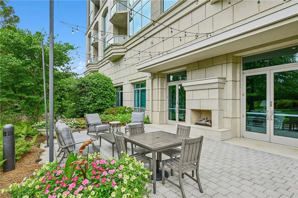 2795 Peachtree Road Ne Unit 302, Atlanta, Georgia 30305, 2 Bedrooms Bedrooms, ,2 BathroomsBathrooms,Residential,For Sale,2795 Peachtree Road Ne Unit 302,7615226