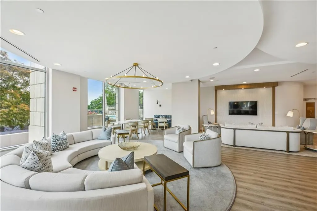 2795 Peachtree Road Ne Unit 302, Atlanta, Georgia 30305, 2 Bedrooms Bedrooms, ,2 BathroomsBathrooms,Residential,For Sale,2795 Peachtree Road Ne Unit 302,7615226