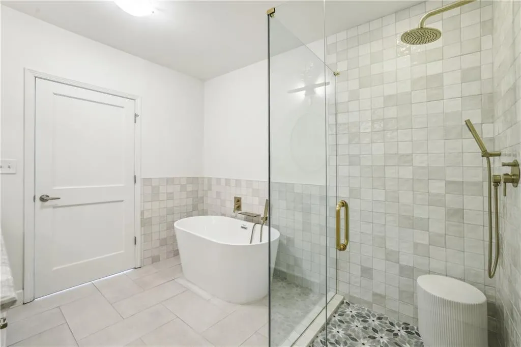 2795 Peachtree Road Ne Unit 302, Atlanta, Georgia 30305, 2 Bedrooms Bedrooms, ,2 BathroomsBathrooms,Residential,For Sale,2795 Peachtree Road Ne Unit 302,7615226