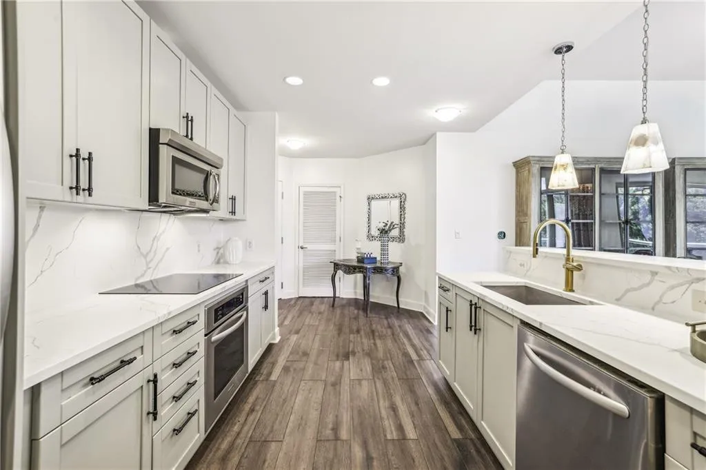 2795 Peachtree Road Ne Unit 302, Atlanta, Georgia 30305, 2 Bedrooms Bedrooms, ,2 BathroomsBathrooms,Residential,For Sale,2795 Peachtree Road Ne Unit 302,7615226