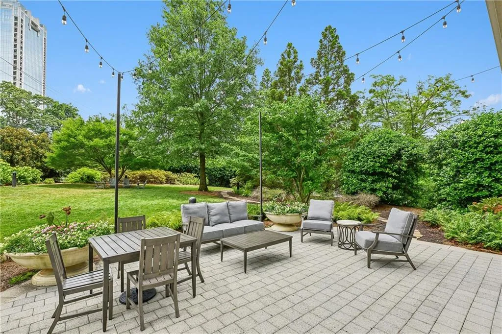 2795 Peachtree Road Ne Unit 302, Atlanta, Georgia 30305, 2 Bedrooms Bedrooms, ,2 BathroomsBathrooms,Residential,For Sale,2795 Peachtree Road Ne Unit 302,7615226
