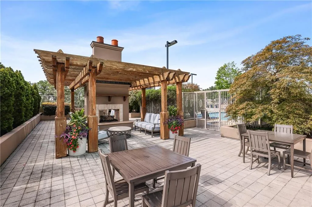 2795 Peachtree Road Ne Unit 302, Atlanta, Georgia 30305, 2 Bedrooms Bedrooms, ,2 BathroomsBathrooms,Residential,For Sale,2795 Peachtree Road Ne Unit 302,7615226