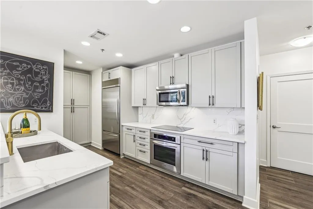 2795 Peachtree Road Ne Unit 302, Atlanta, Georgia 30305, 2 Bedrooms Bedrooms, ,2 BathroomsBathrooms,Residential,For Sale,2795 Peachtree Road Ne Unit 302,7615226