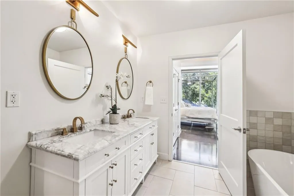 2795 Peachtree Road Ne Unit 302, Atlanta, Georgia 30305, 2 Bedrooms Bedrooms, ,2 BathroomsBathrooms,Residential,For Sale,2795 Peachtree Road Ne Unit 302,7615226