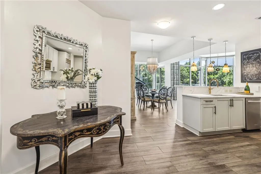 2795 Peachtree Road Ne Unit 302, Atlanta, Georgia 30305, 2 Bedrooms Bedrooms, ,2 BathroomsBathrooms,Residential,For Sale,2795 Peachtree Road Ne Unit 302,7615226