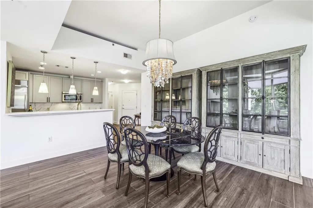 2795 Peachtree Road Ne Unit 302, Atlanta, Georgia 30305, 2 Bedrooms Bedrooms, ,2 BathroomsBathrooms,Residential,For Sale,2795 Peachtree Road Ne Unit 302,7615226