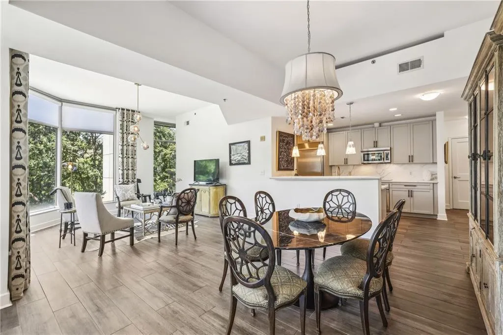 2795 Peachtree Road Ne Unit 302, Atlanta, Georgia 30305, 2 Bedrooms Bedrooms, ,2 BathroomsBathrooms,Residential,For Sale,2795 Peachtree Road Ne Unit 302,7615226