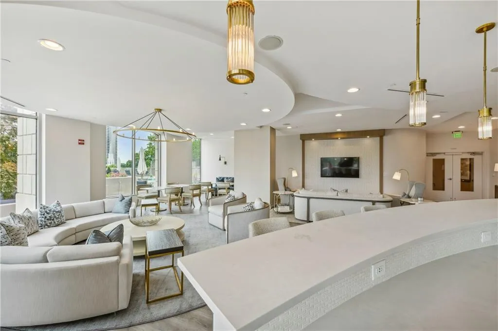 2795 Peachtree Road Ne Unit 302, Atlanta, Georgia 30305, 2 Bedrooms Bedrooms, ,2 BathroomsBathrooms,Residential,For Sale,2795 Peachtree Road Ne Unit 302,7615226