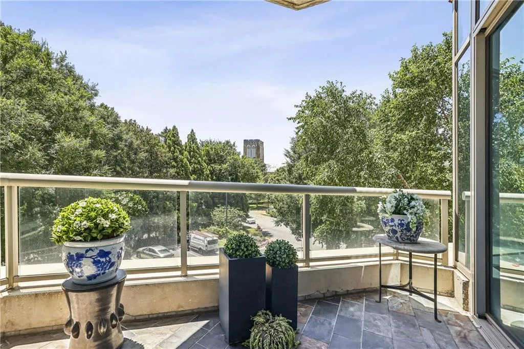 2795 Peachtree Road Ne Unit 302, Atlanta, Georgia 30305, 2 Bedrooms Bedrooms, ,2 BathroomsBathrooms,Residential,For Sale,2795 Peachtree Road Ne Unit 302,7615226