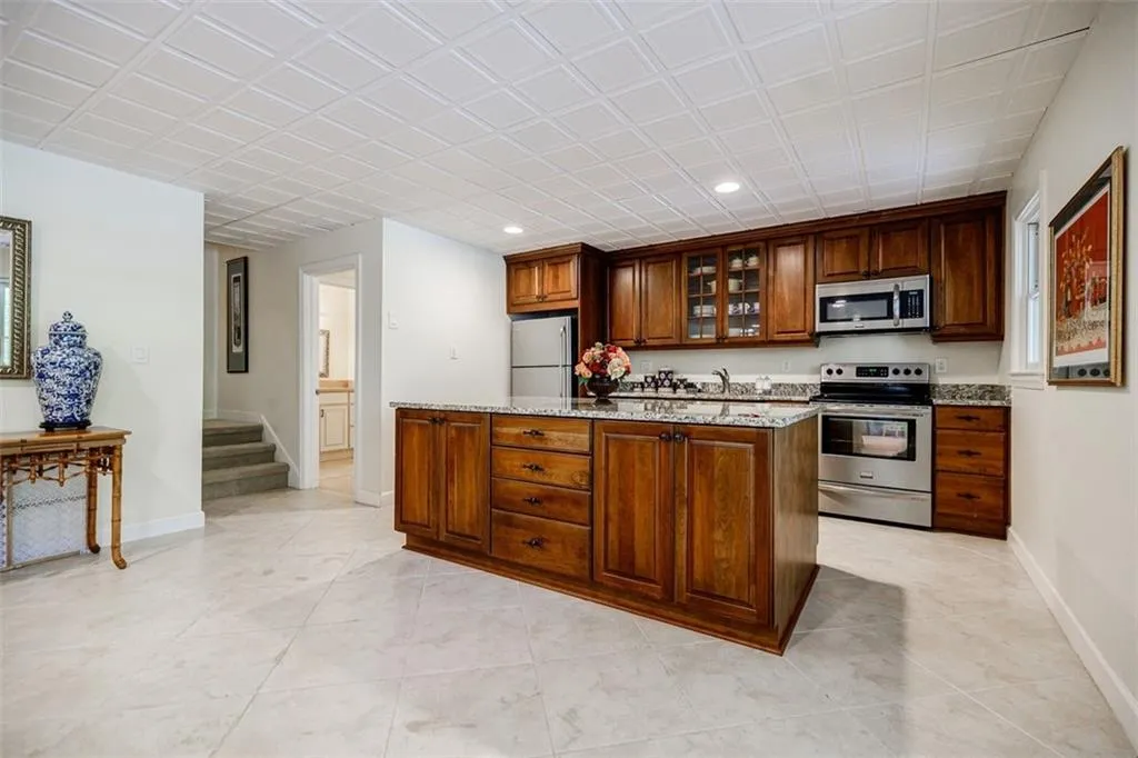 Full Kitchen on Terrace Level