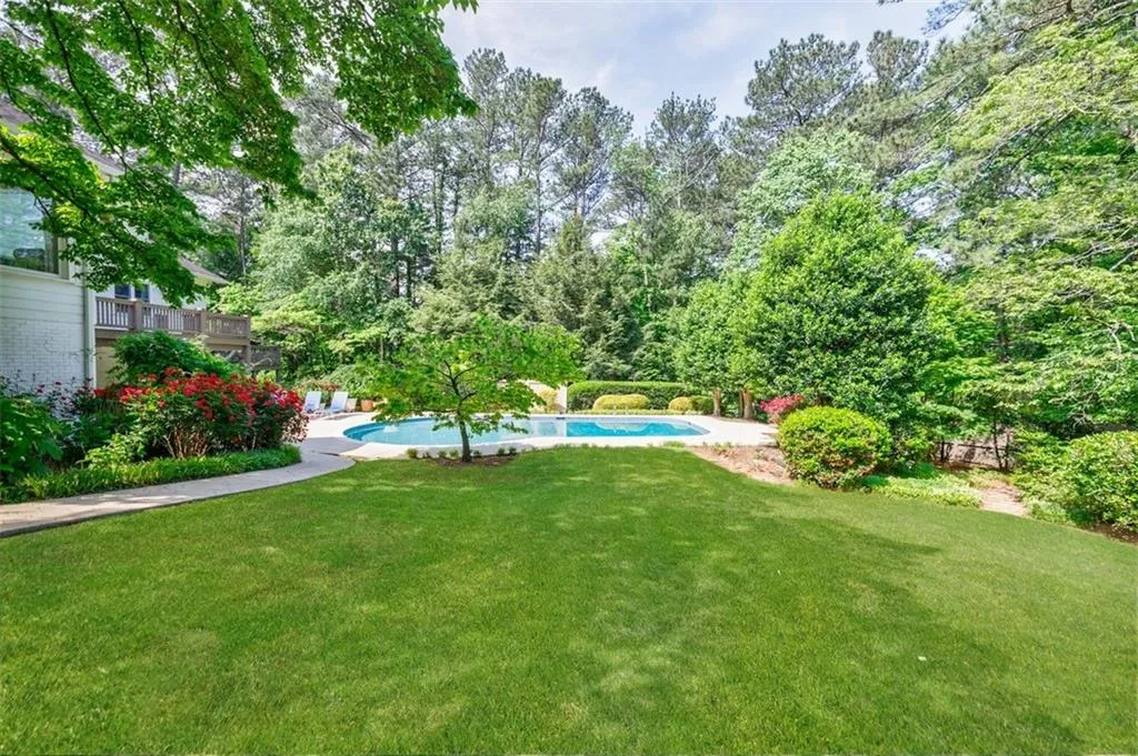 Lush Beautifully Landscaped Yard
