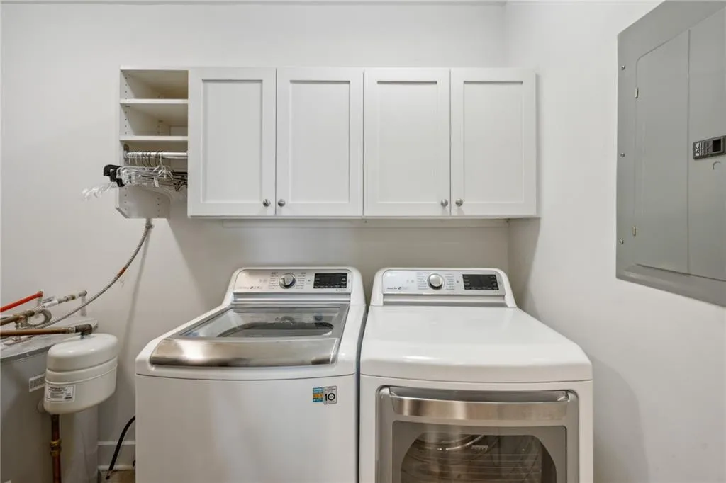 2795 Peachtree Road Ne Unit 906, Atlanta, Georgia 30305, 3 Bedrooms Bedrooms, ,3 BathroomsBathrooms,Residential,For Sale,2795 Peachtree Road Ne Unit 906,7621130