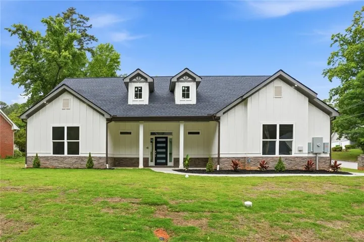 Beautiful modern Craftsman-inspired farmhouse