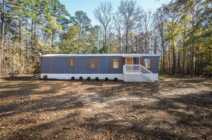 Manufactured / mobile home featuring a metal roof