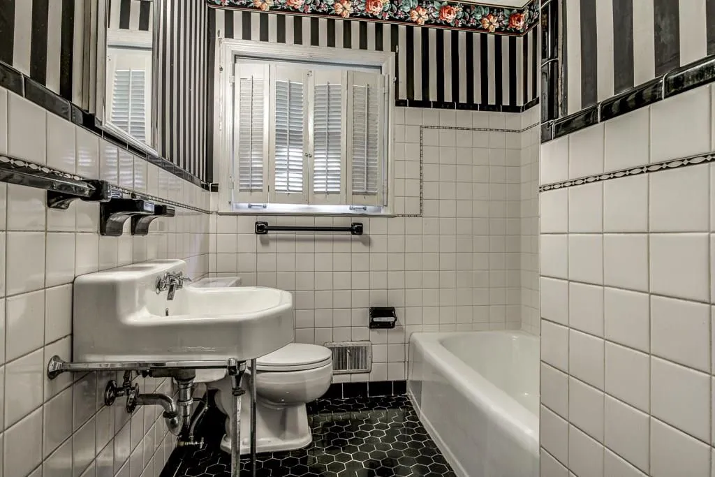 895 Starlight Drive, Atlanta, Georgia 30342, 3 Bedrooms Bedrooms, ,2 BathroomsBathrooms,Residential,Sold,895 Starlight Drive,5624646