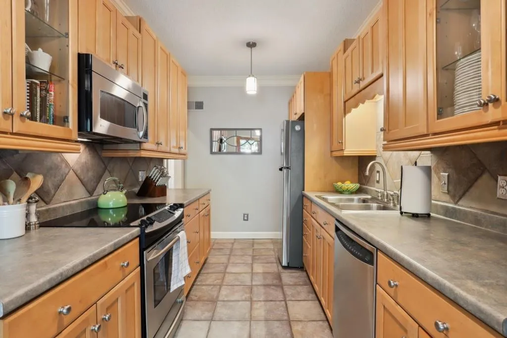 103 Lexington Place, Sandy Springs, Georgia 30350, 3 Bedrooms Bedrooms, ,2 BathroomsBathrooms,Residential,Sold,103 Lexington Place,7122356