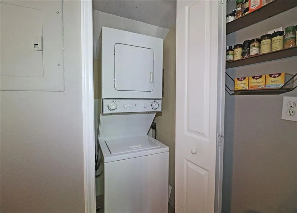 6940 Roswell Road Unit 16b, Atlanta, Georgia 30328, 2 Bedrooms Bedrooms, ,1 BathroomBathrooms,Residential,Sold,6940 Roswell Road Unit 16b,6882041