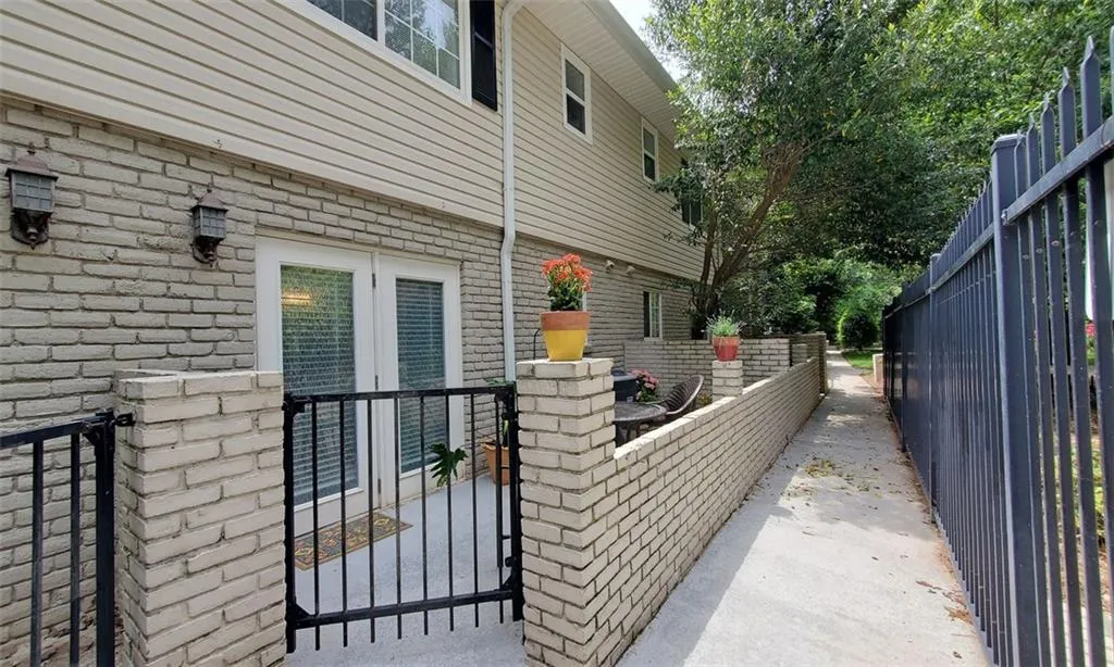 6940 Roswell Road Unit 16b, Atlanta, Georgia 30328, 2 Bedrooms Bedrooms, ,1 BathroomBathrooms,Residential,Sold,6940 Roswell Road Unit 16b,6882041